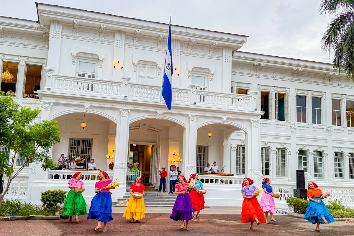 Hoy presentamos “Sabores de la Memoria” en📍Ex Casa Presidencial, junto al talento del Ballet Folklórico Nacional.

Celebramos nuestras raíces a través del arte, la danza y la cocina tradicional, conectando nuestro orgullo salvadoreño.