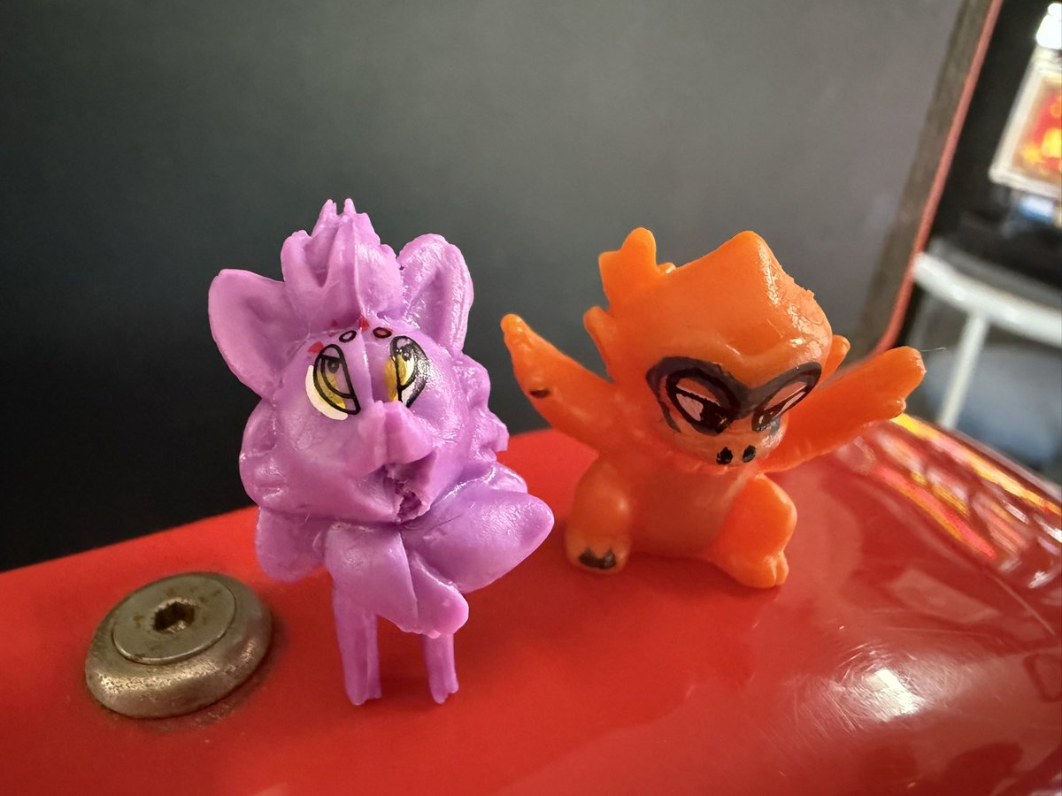 sandarunosuke's tweet image. MUGENKUNというゲームで当たりました🎯
何のキャラクターか分からないけど、吸い込まれそうな瞳で威嚇しております。
仲良くなれるといいなァ。