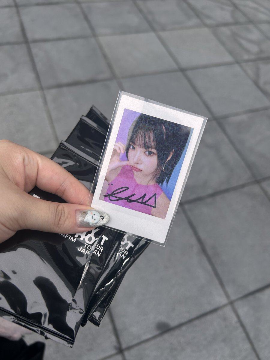 m_y__1008's tweet image. ウンチェの直筆サイン出た🥹WWWW
#LESSERAFIM #直筆サイン