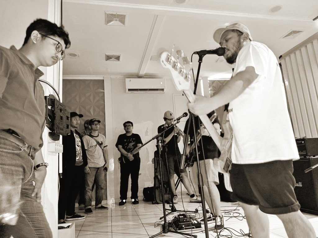 Sebuah foto yang menggambarkan perseteruan antara <a href="/Gerrystones/">Gerry L.F</a> dengan <a href="/FueledByRames/">FueledByRames</a> 📸