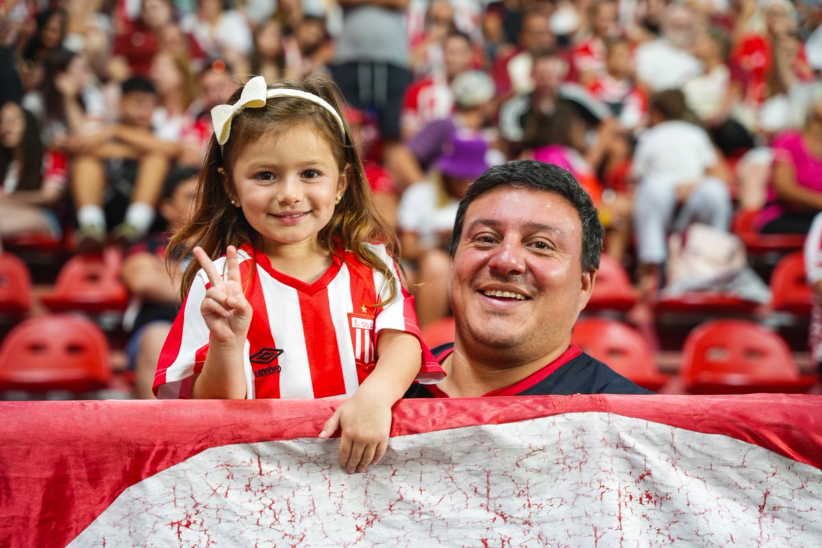 🎶 La cancha que me llevó mi viejo… ¡Muy feliz día a todos los padres que transmiten la pasión y el amor por nuestros colores! ❤️🇦🇹
