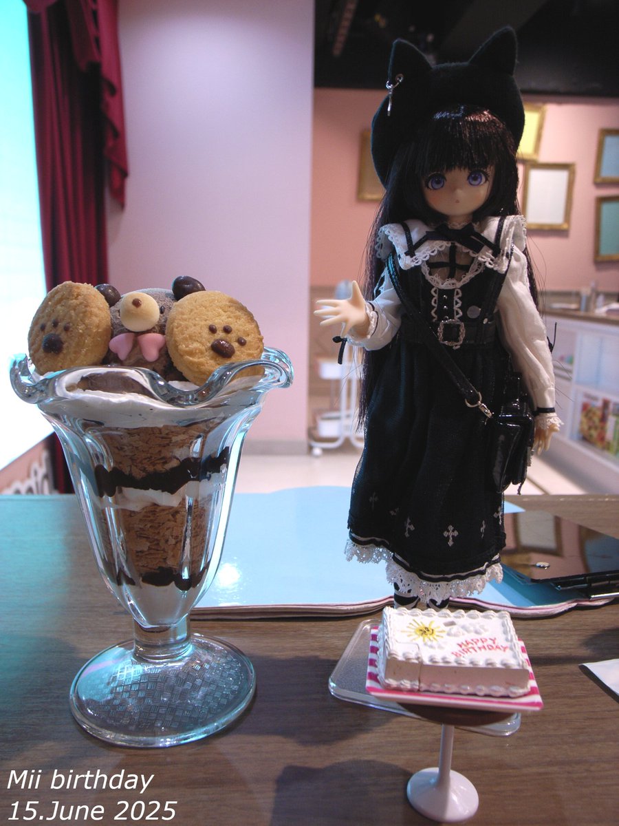 AsenoKawori's tweet photo. 本当は、昼過ぎにupしたかったんだけどね…
「画像は揃えているのに?」
さすがに、イベントに並んでる最中にupするのも、どうかと思って。
「それは単なる『ずぼら』では?」
なんて冷や汗ものの、みいちゃん生誕祭。
#MiiBirthday #azone
#ルミナスストリート #アゾカツ https://t.co/a1Ed3npk53