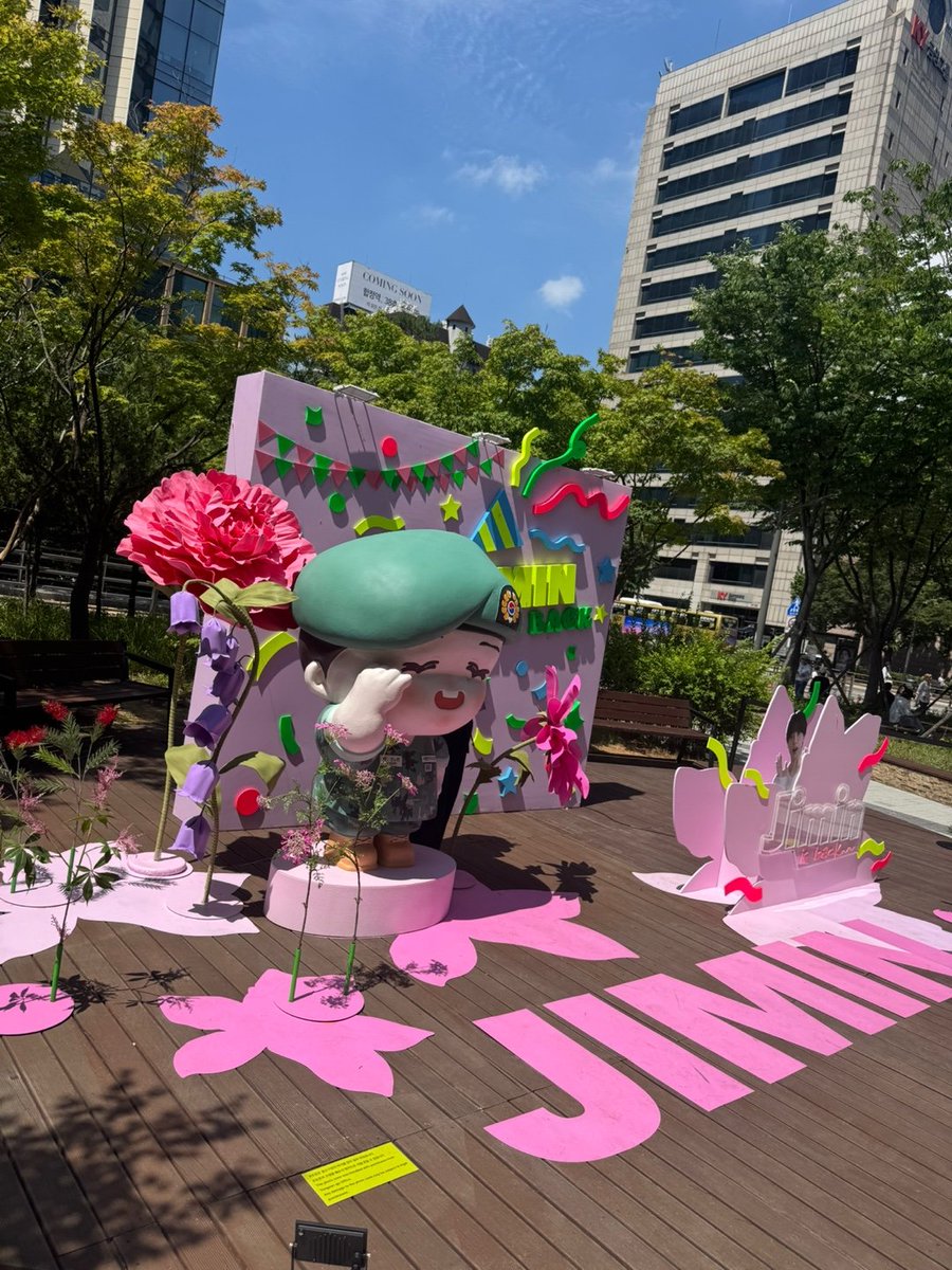 ALLFORJIMIN_KOR's tweet photo. 🌸𝗝𝗜𝗠𝗜𝗡 𝗕𝗟𝗢𝗢𝗠𝗜𝗡𝗚 𝗚𝗔𝗥𝗗𝗘𝗡🌸

지민블루밍가든 포토존 마지막날입니다
저녁 7시까지 관람해주세요 (7시부터 철거)

📍 하이브 (HYBE) 사옥 옆 공원
🗓 25.06.11 - 25.06.15 (저녁 7시까지)

그리고 래핑버스와 카페, 하이브 후문 대형현수막도 오늘까지 진행합니다
많이 봐주세요 🚌☕️🔷️🌸

𝗝𝗜𝗠𝗜𝗡 𝗜𝗦 𝗕𝗔𝗖𝗞
#JIMIN_IS_BACK #지민 #JIMIN