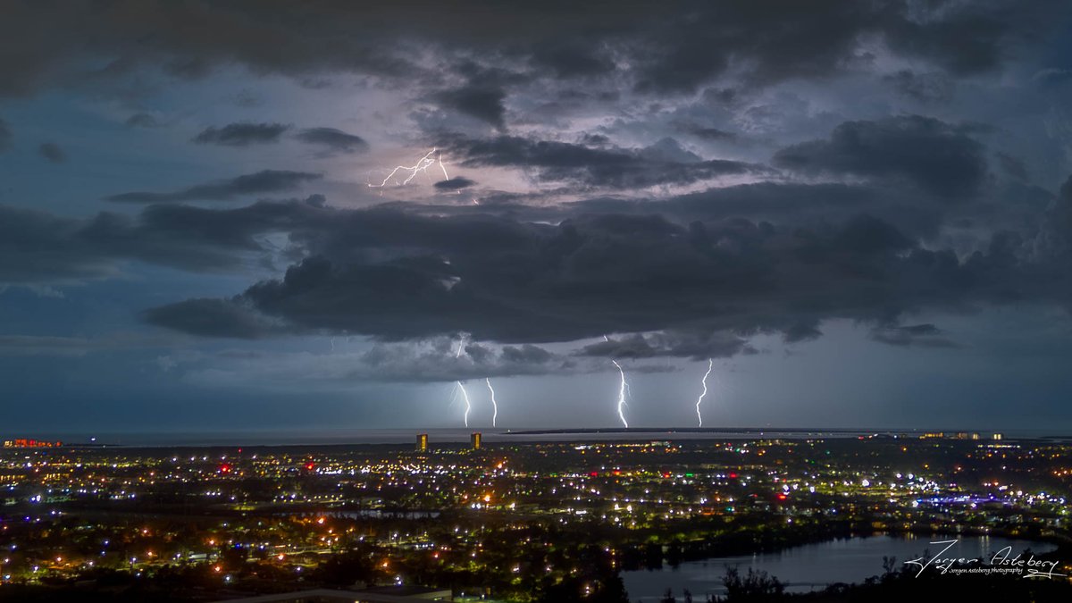 jka62's tweet image. 4 Lightning bolts bracketing Sanibel Lighthouse.  Tall Buildings on John Morris Rd. About 10:25 this evening.
@MattDevittWX ,@JasonDunning .
