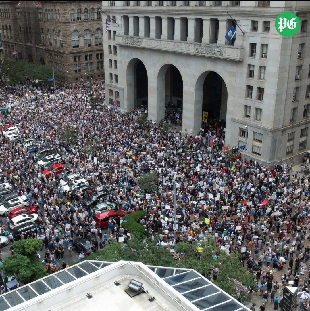 Post-Gazette pic of the #Pittsburgh No Kings rally!!