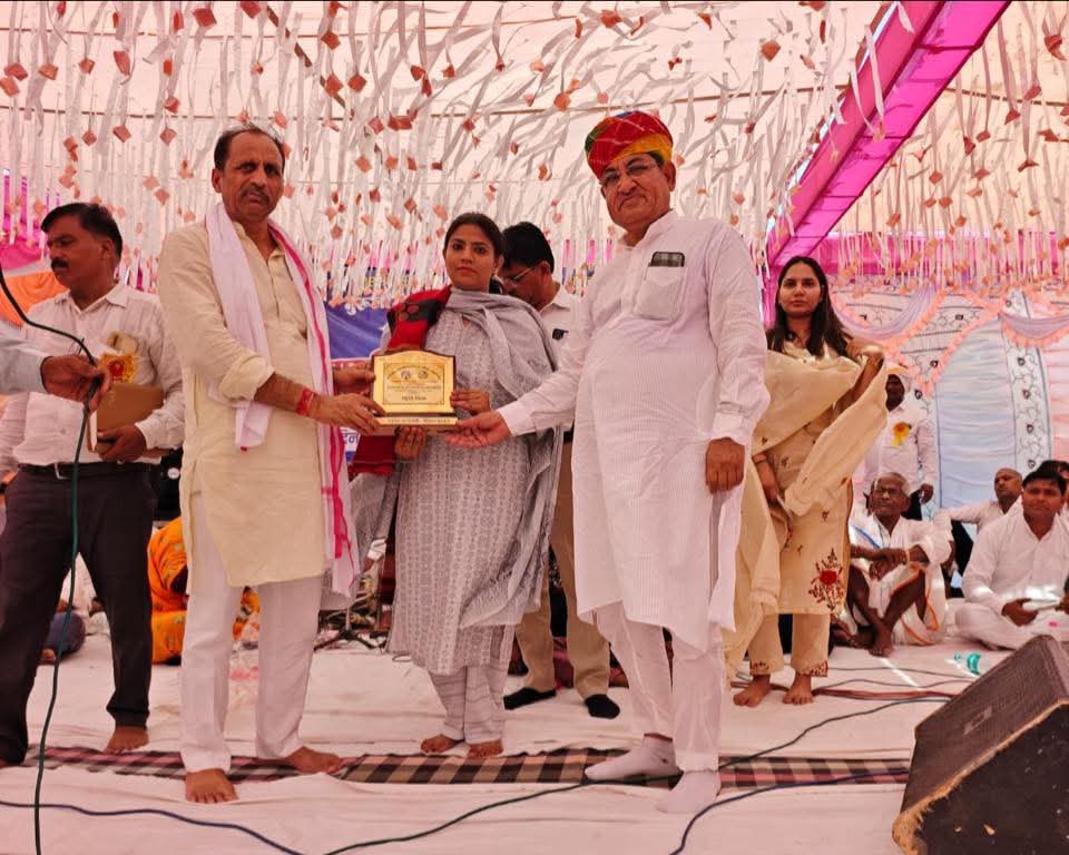 गंगापुर सिटी के मौहचा का पुरा, वजीरपुर में जाटव महासभा के सम्मान समारोह में सांसद भजनलाल जाटव जी के साथ शामिल हुआ।

समाज में एकता, संविधान की रक्षा और प्रतिभाओं का सम्मान — ऐसे आयोजन सामाजिक जागरूकता का प्रतीक हैं।

आप सभी का स्नेह व सम्मान हेतु आभार।