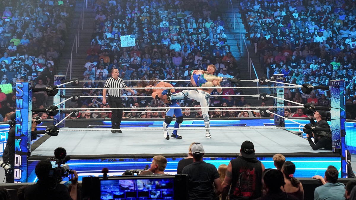 Harrysraw56's tweet photo. Man look at the difference between the smackdown of 2023 and smackdown of 2025👀

Look at that og arena lights and that og white ring of 2023 smackdown🔥

Bring this old school era back!🙏@WWE https://t.co/7zuBV8cY0c