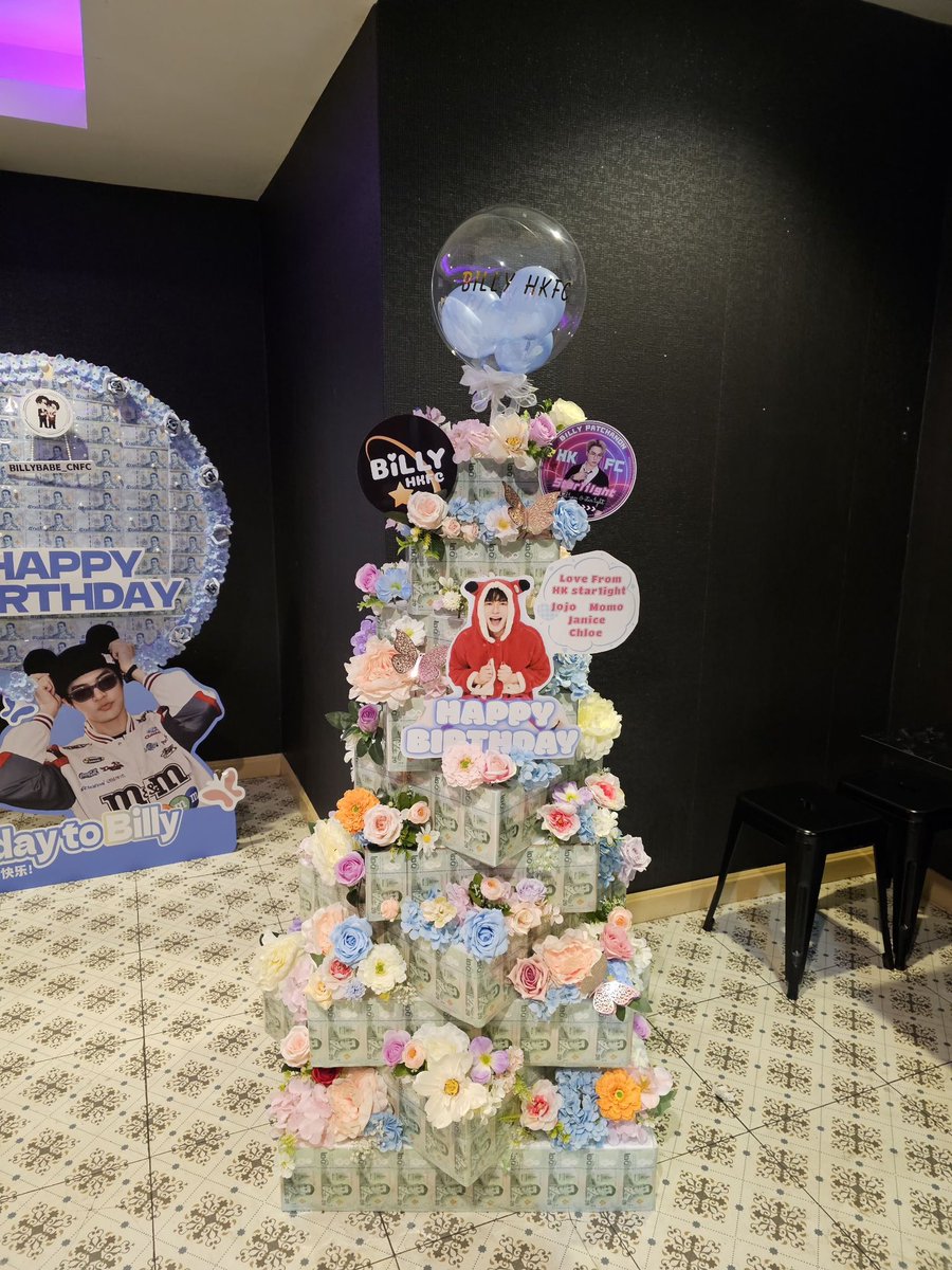 billy_hkfc's tweet photo. Daddy this is our love to you today🥰We just want to let you know we always here love you and support you in Hong Kong 🤍

Thank you @billy__official for your help🙏🏻

PATCHANON31 BIRTHDAY PARTY
#BILLY3to1CONCERT
#bbil1ypn
#star1ight 
@bbil1ypn https://t.co/OSL3enWwdz