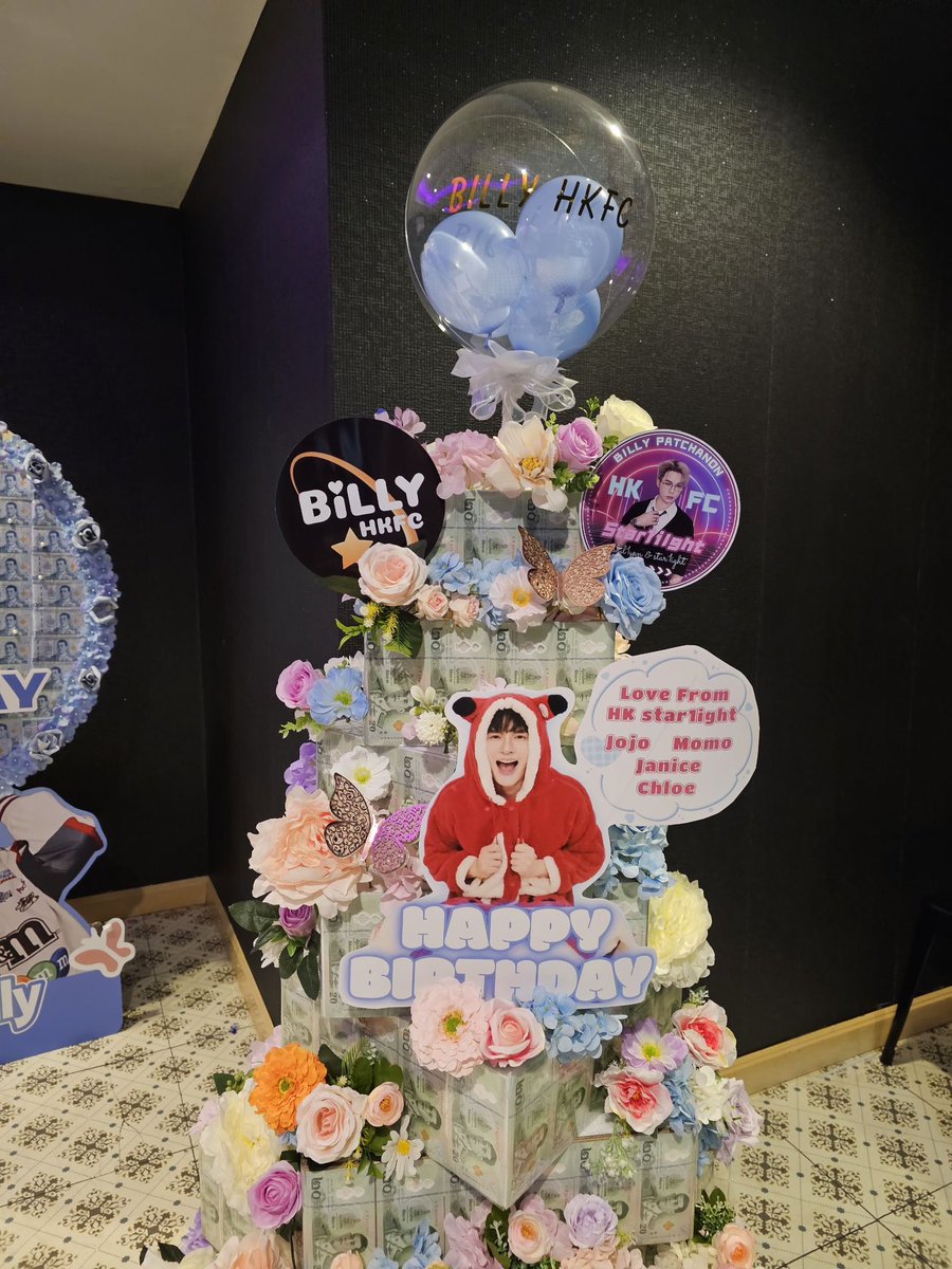 billy_hkfc's tweet photo. Daddy this is our love to you today🥰We just want to let you know we always here love you and support you in Hong Kong 🤍

Thank you @billy__official for your help🙏🏻

PATCHANON31 BIRTHDAY PARTY
#BILLY3to1CONCERT
#bbil1ypn
#star1ight 
@bbil1ypn https://t.co/OSL3enWwdz