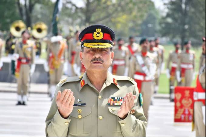 MAbdullahGul's tweet photo. 🔺آرمی چیف فیلڈ مارشل عاصم منیر کا دورہ امریکہ خطے میں اہم پیشرفت کے عین مطابق ہے۔ 
🔺پہلگام ڈرامہ میں جامع فوجی شکست کے بعد، بھارت پاکستان کو بدنام کرنے کی اپنی مایوسانہ سفارتی کوششوں میں ناکام ہو رہا ہے۔ 
🔺اس کے علاوہ، یہ دورہ مشرق وسطیٰ/گلف کی بدلتی صورتحال کے حوالے سے اہم ہے کیونکہ
🔺آرمی چیف بھارتی غیر قانونی اقدامات کے ساتھ ساتھ ایرانی اور مسلم امہ کے تحفظات پر پاکستان کے موقف کو مؤثر طریقے سے امریکی حکام تک پہنچا سکتے ہیں۔
@OfficialDGISPR