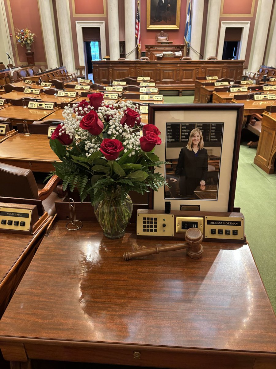 Melissa Hortman’s desk in the Minnesota House 💔 May her memory be a blessing 

📸: <a href="/PeterFischerMN/">Peter Fischer</a>