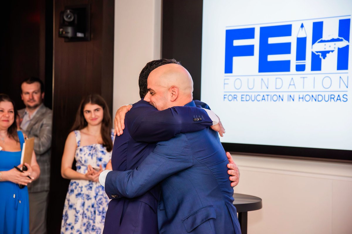 RamiroOcasio's tweet image. Hace dos noches vivimos algo increíble. Nuestro evento de recaudación de fondos! Gracias a mi empleador Kirkland & Ellis, a nuestros donantes, a nuestra Junta Directiva, y a todo el equipo de @Feihonduras recaudamos más de 6 millones de lempiras. Son 10 años de trabajo, de…