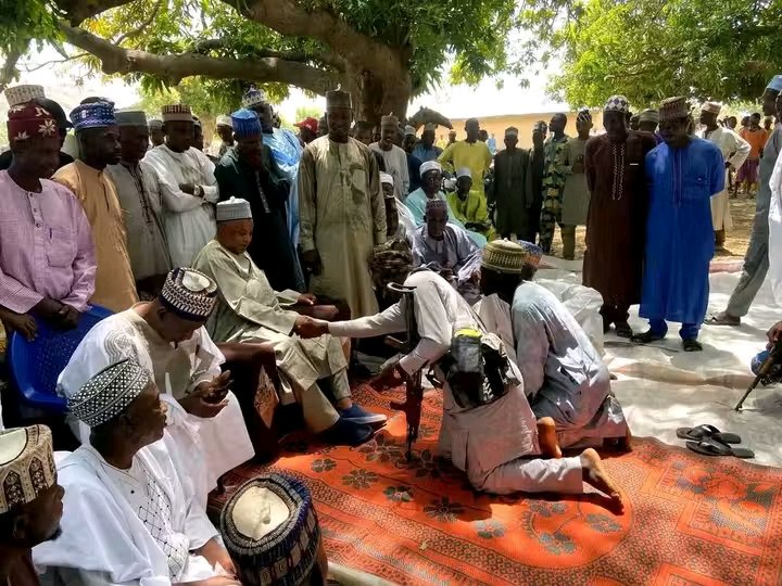 sani_adamu_hnfr's tweet image. 🎙️Ado Aliero ya bayyana ra'ayinsa a taron sulhu

🗣️Ba ma jin daɗin yadda ake kiramu da yan ta’adda Hakan zai ƙara dagula zaman lafiyar Arewa maso Yamma

⚠️Ya bukaci gwamnati da kafafen yaɗa labarai su daina amfani da kalmomin da ke tayar da husuma
#Arewa #AdoAliero #YanBindiga
