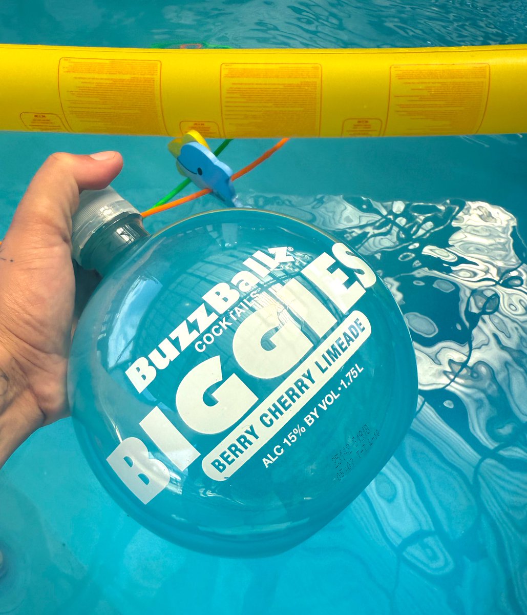 ariesmamax2's tweet image. Adult beach ball. 🩵 #pooltime