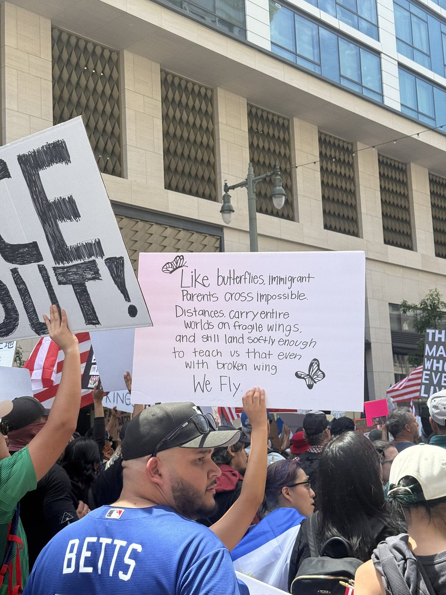 Como mariposas, lxs padres migrantes cruzan distancias imposibles.
Llevan cargando mundos enteros en alas frágiles, y aun así aterrizan con la suficiente suavidad para enseñarnos que incluso
con las alas rotas, volamos.
