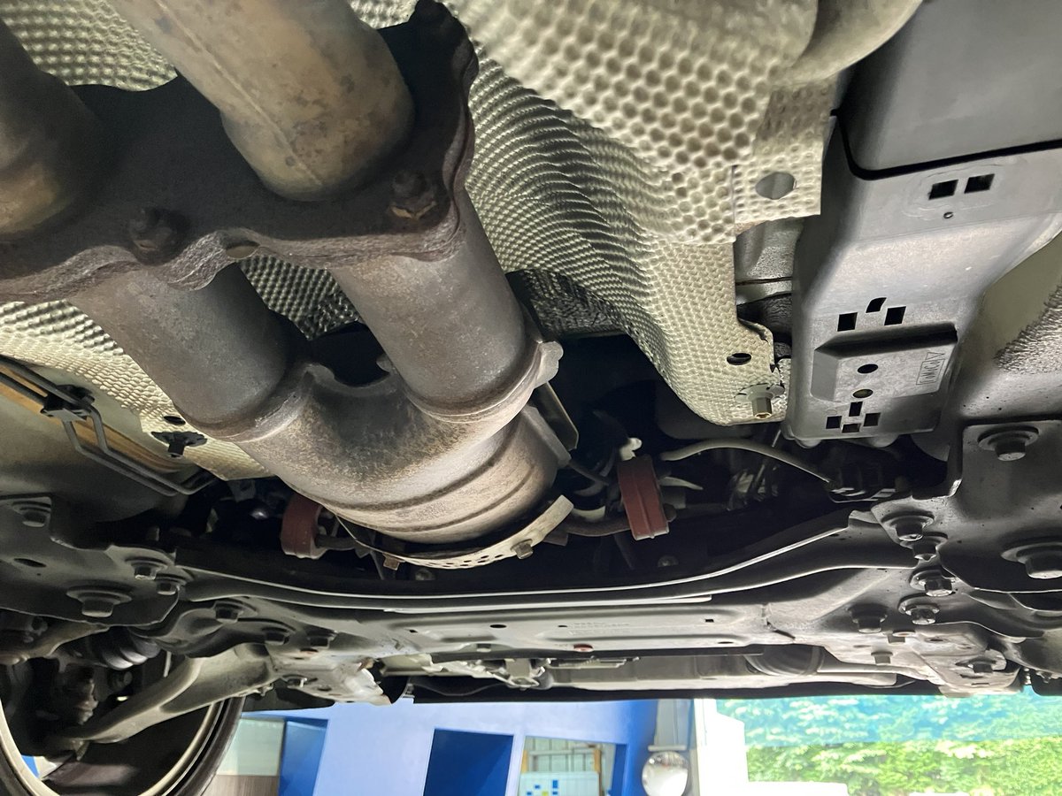 cocsun_volvo's tweet photo. メンテナンス整備にてご入庫いただきましたS80。

エキゾーストといった排気関係部品の交換相談とともに、ATF(オートマチックトランスミッションオイル)の全量交換を実施しました。

下周りのオイル漏れがないかなど、同時に点検させていただきました。

#volvo #volvos80 #s80 #ボルボ #ボルボs80 https://t.co/SbE7nhwUI4