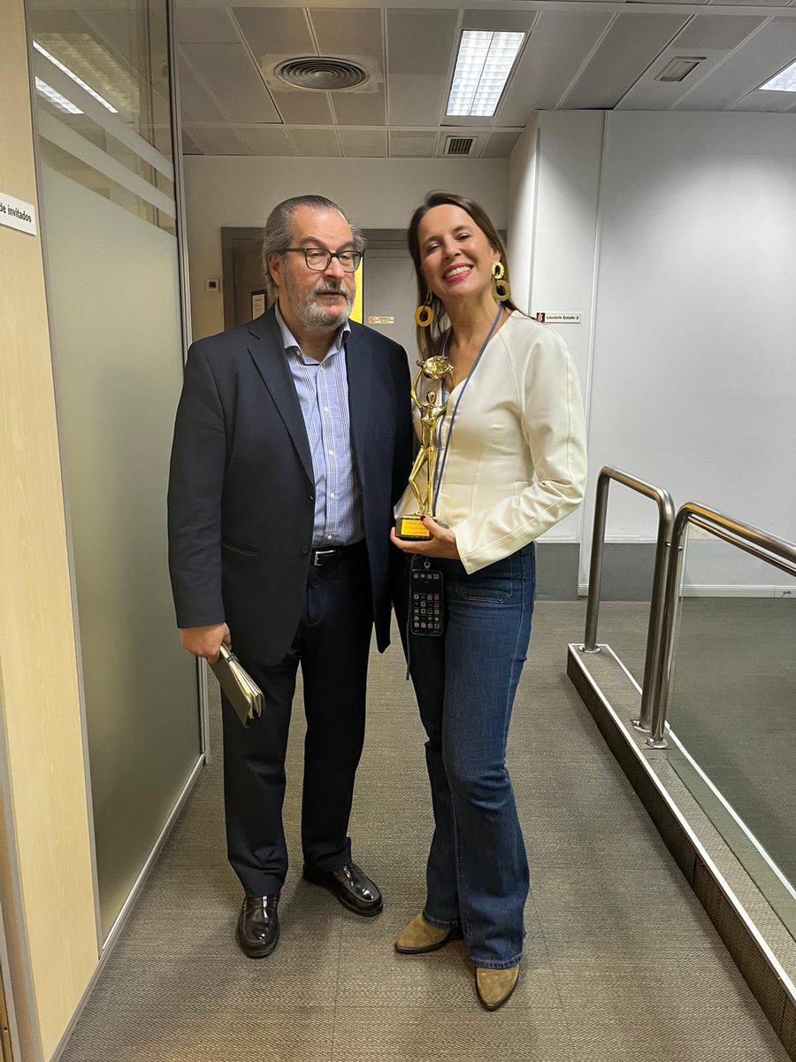 Referente de periodistas, ejemplo a seguir. Y buen compañero, que no todos lo son en esta profesión. Te vamos a echar mucho de menos. Descansa en paz, Fernando Lázaro.
