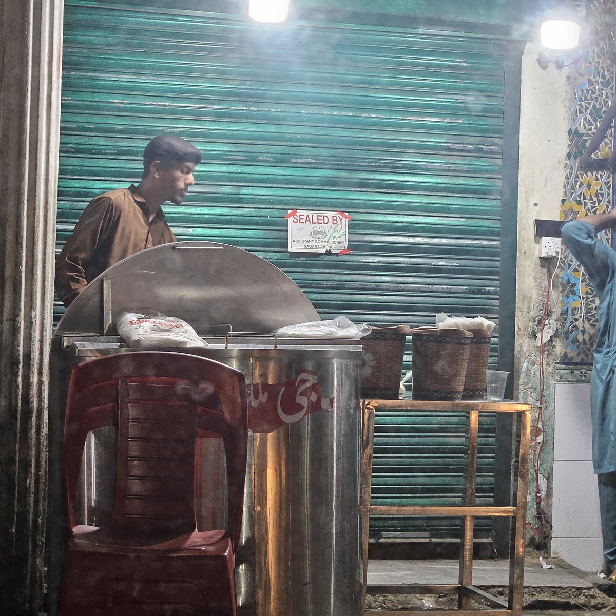 sherymilano's tweet photo. Aur seal Karo aur mazay Karo, 
Sealed but not closed ,baoojee milk shop Bedian road Lahore https://t.co/f5NU4BU70u