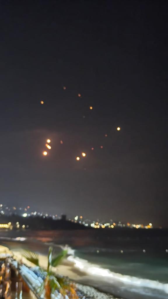 📸 #EnImages | Des projectiles vus dans le ciel du Liban depuis plusieurs régions, dans la nuit du 14 au 15 juin, alors que l'Iran continue de lancer des missiles vers Israël, qui bombarde Téhéran.
