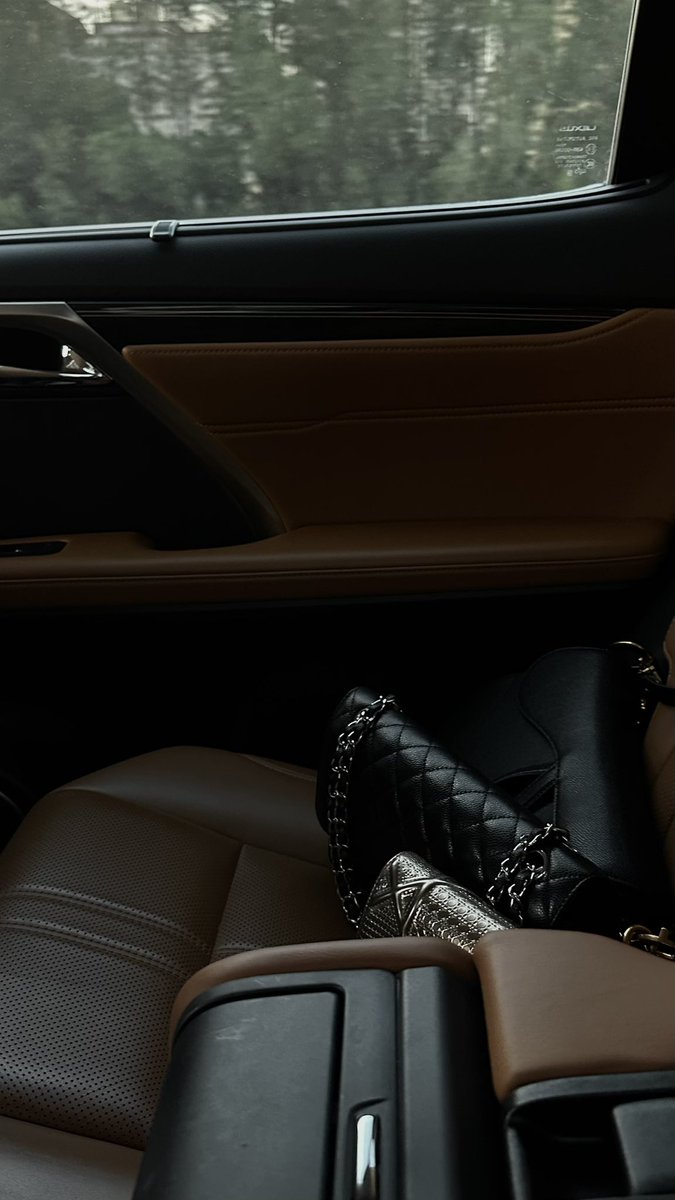 انا قادر اقول اني احبّـه واقصر المشوار
ولكن العَذاب اللي مع شرواه يحـلالي