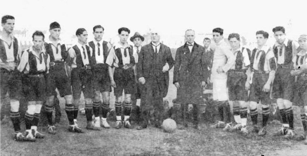 El 15 de junio de 1903, en Concepción, se fundó el Club Deportivo Arturo Fernández Vial, un hito para el fútbol chileno. Surgido inicialmente en 1897 como Internacional F.C. por trabajadores ferroviarios de la Maestranza de Ferrocarriles del Estado, el club cambió su nombre en