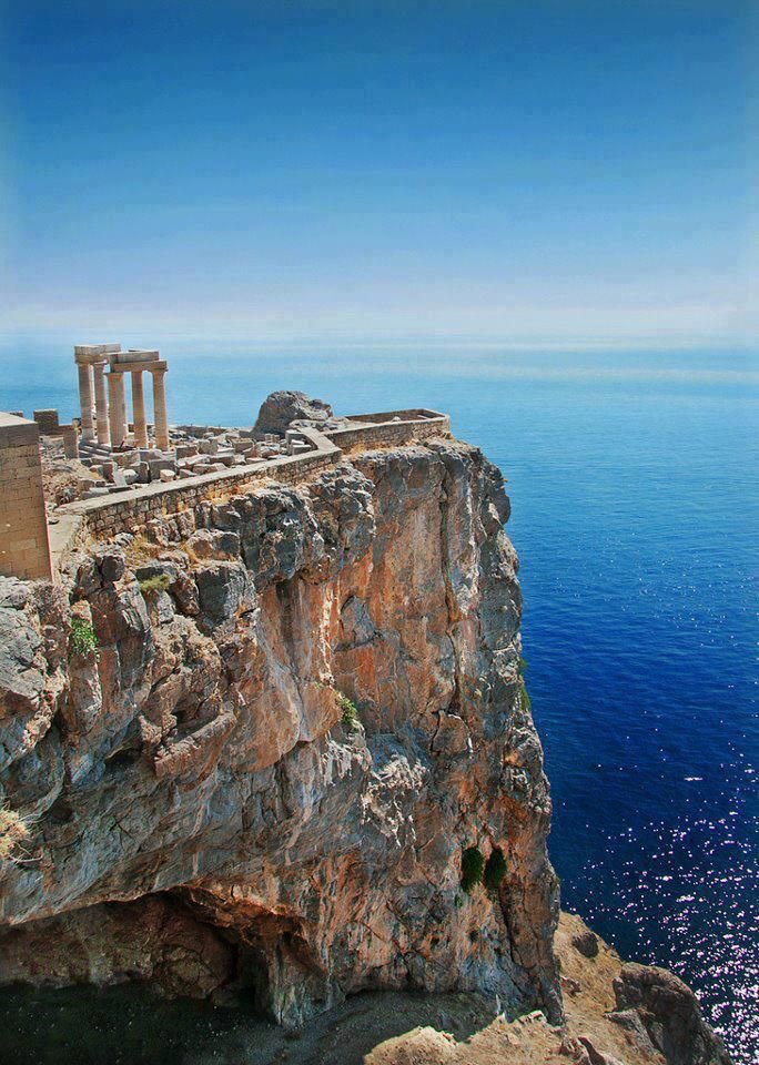 The magnificent Temple of Poseidon in Cape Sounion, south of Athens, #Greece, is a breathtaking marvel, showcasing the incredible feat of ancient engineering as they constructed it atop such a lofty cliff in 440 BCE.