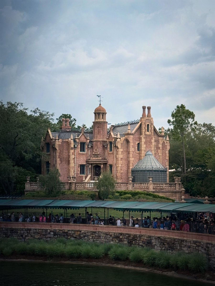 The facade to the Haunted Mansion at Disneys Magic Kingdom is so iconic! I remember thinking this was a genuine haunted house as a kid 😆