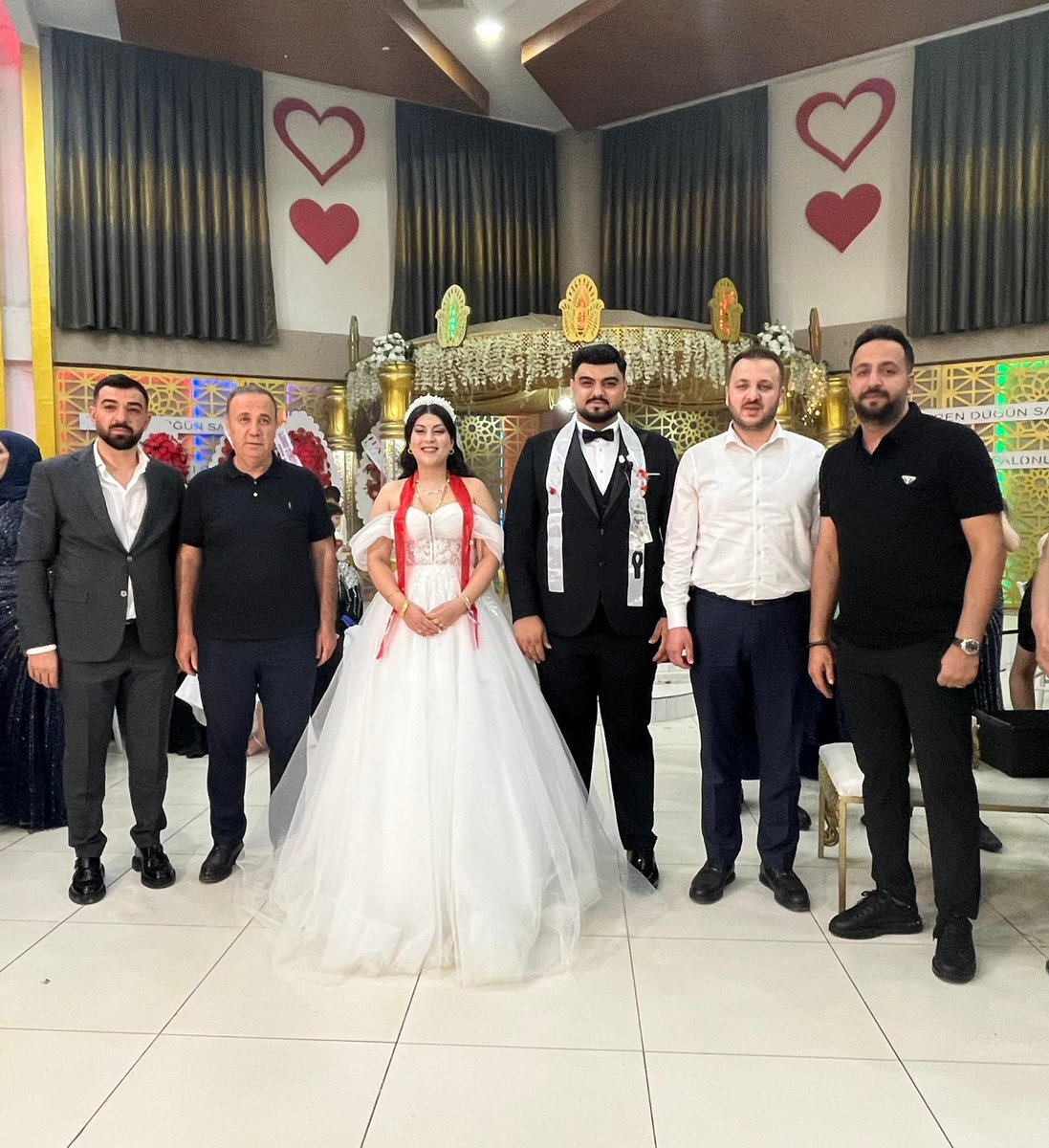AK Parti Siirt (@akpartisiirt) on Twitter photo İl Bşk Sn. <a href="/AvCanerOzturan/">Av. Bahri Caner ÖZTURAN</a>
24. Ve 27. Dönem Milletvekilimiz Sn. <a href="/osman_oren/">Osman Ören</a>
Gençlik Kolları Bşk Sn. <a href="/mrtgul34/">Murat Gül</a>
Ve teşkilat mensuplarımız ile birlikte;
Demir ve Öztemiz
Ailelerinin düğün merasimlerine katılım sağladılar.
Çiftimizi tebrik eder bir ömür mutluluklar dileriz. İl Bşk Sn. <a href="/AvCanerOzturan/">Av. Bahri Caner ÖZTURAN</a>
24. Ve 27. Dönem Milletvekilimiz Sn. <a href="/osman_oren/">Osman Ören</a>
Gençlik Kolları Bşk Sn. <a href="/mrtgul34/">Murat Gül</a>
Ve teşkilat mensuplarımız ile birlikte;
Demir ve Öztemiz
Ailelerinin düğün merasimlerine katılım sağladılar.
Çiftimizi tebrik eder bir ömür mutluluklar dileriz.