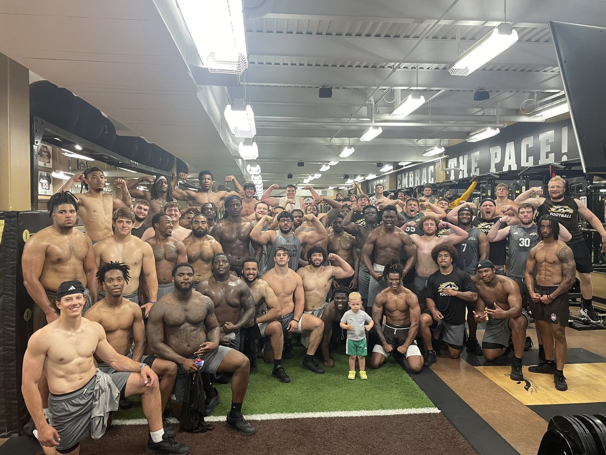 Saturday work with the squad!

🐎 🆙 

<a href="/WMU_Football/">Western Michigan Football</a> 

#EAT #ELITE