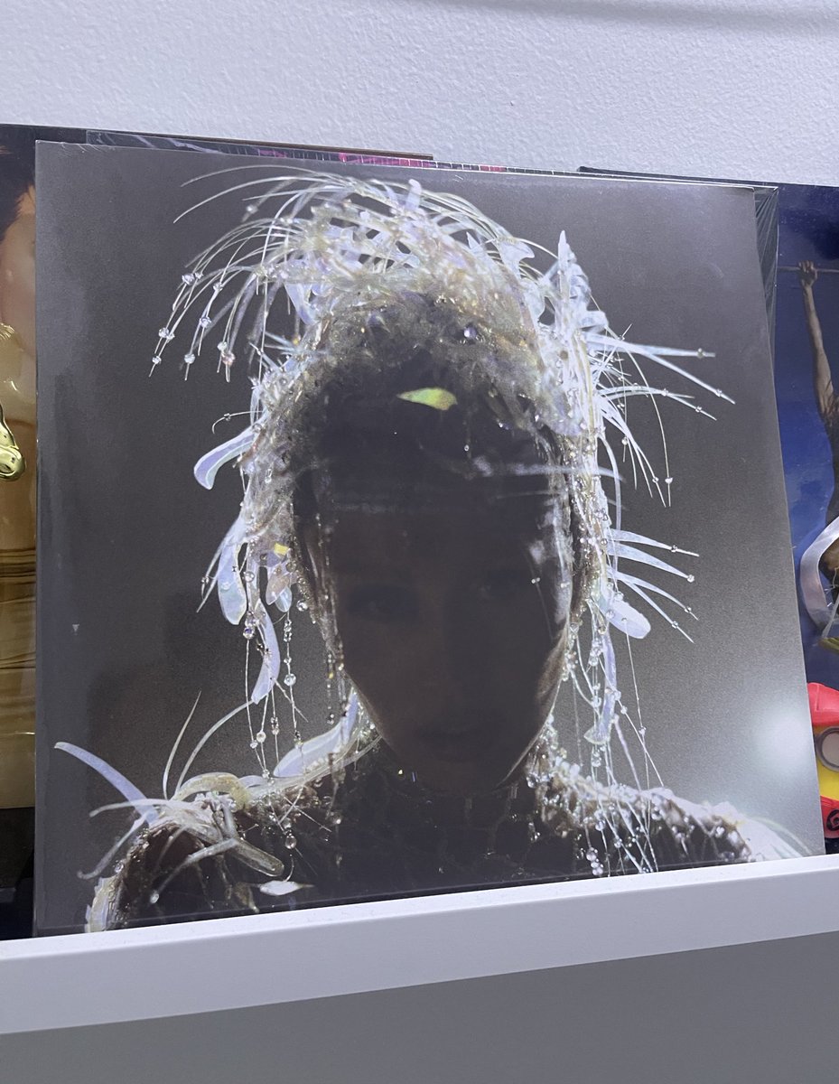 QMCPOP's tweet image. I’ve got SOMETHING really BEAUTIFUL today