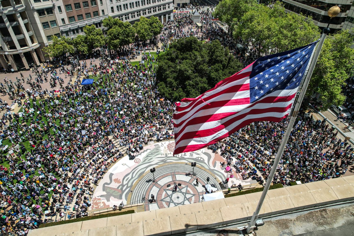 Thousands of people attended the No Kings rally at Frank Ogawa Plaza in Oakland on Saturday.

Read more for the latest updates → sfchronicle.com/bayarea/articl…

📸: Jungho Kim/For the S.F. Chronicle
