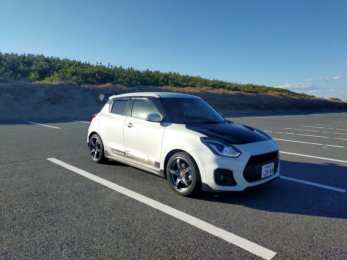 hamaguri1240's tweet photo. #ひとりSUZUKIまつり
SUZUKIは安いのにしっかり���しさがあるのが素晴らしい。
ところどころのチープさも良い意味であって、自分らしさにアレンジ出来る余力が残ってる。
乗りてと一緒に成長出来る素晴らしい車体が多いメーカーだと思ってる。
なので、SUZUKIさんこれからも楽しい車頼みます! https://t.co/RJ3Yb1dyEd
