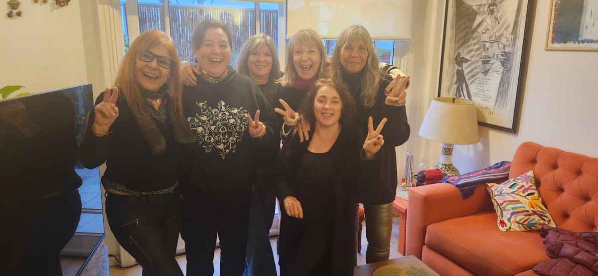 El mundo se destroza por razones que  jamas comprenderé.Mis amigas mi refugio.Mis amigas mi fortaleza.