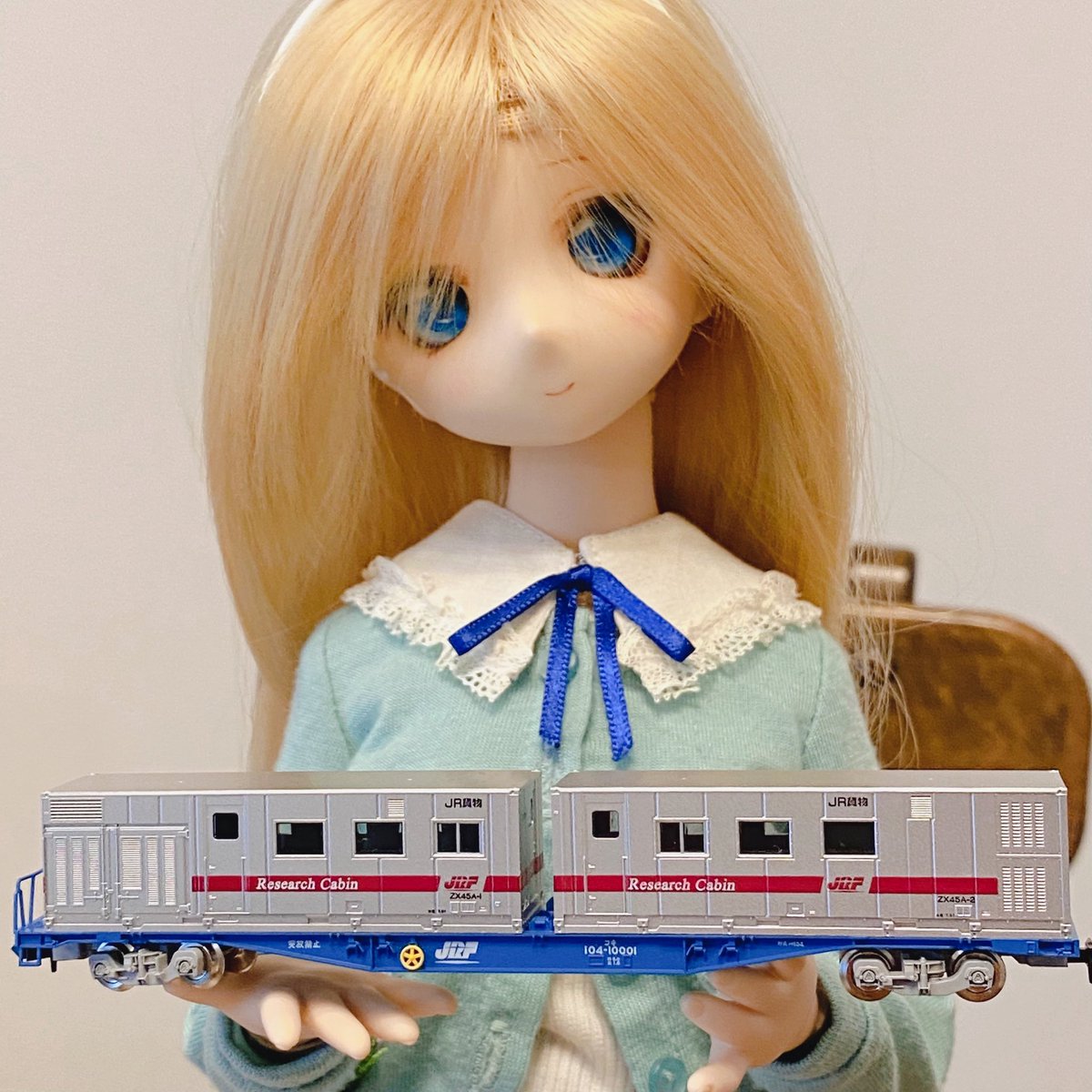 lexelias's tweet photo. おはようございます（・‐・)ノ✨リサーチキャビン（コンテナの方）がみかん鉄道🍊にやって来ました…瀬野八の走行開放対応コキなのもイイ！

 #はるか #dollfie #MDDはいいぞ #うちのこかわいい
#ngauge #modelrailways #spurN #nscale #trainmodel #modelrailway #modeleisenbahn #Nゲージ #鉄道模型 https://t.co/0oRH2D3zzk