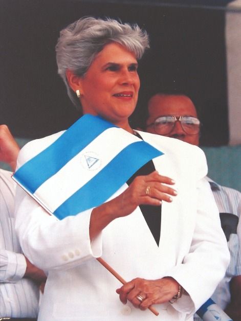 El legado de doña Violeta Barrios de Chamorro, la presidenta que consolidó la paz en #Nicaragua. Abrimos hilo para recordar su legado  y compartirte imágenes históricas de los años de transición democrática. 🧵