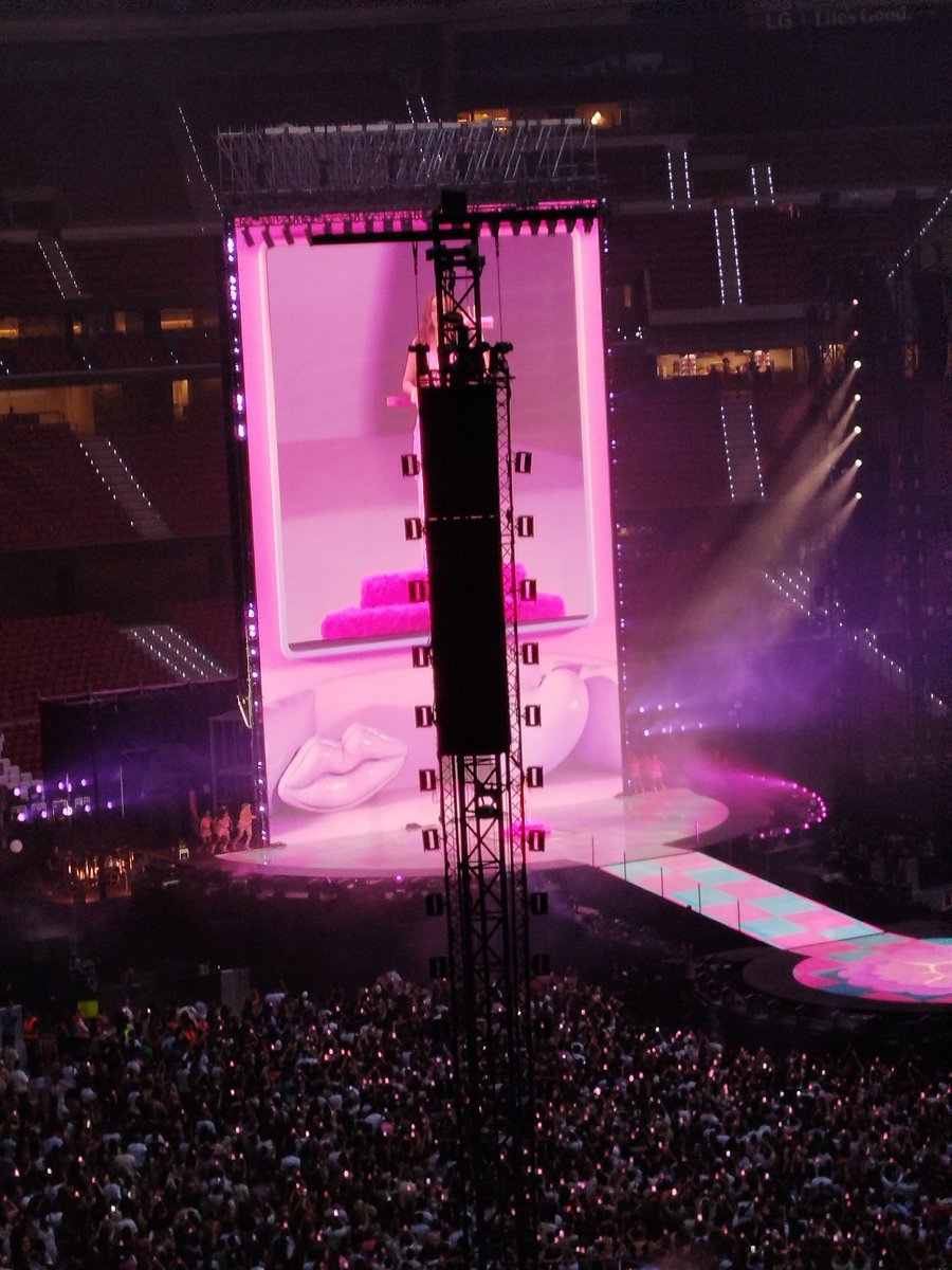 Algo tendréis que hacer con las personas a las que las torres de sonido les han impedido ver el concierto de #lolaindigoestadios <a href="/enterticket/">Enterticket</a> <a href="/lolaindigomusic/">Lola Indigo</a>