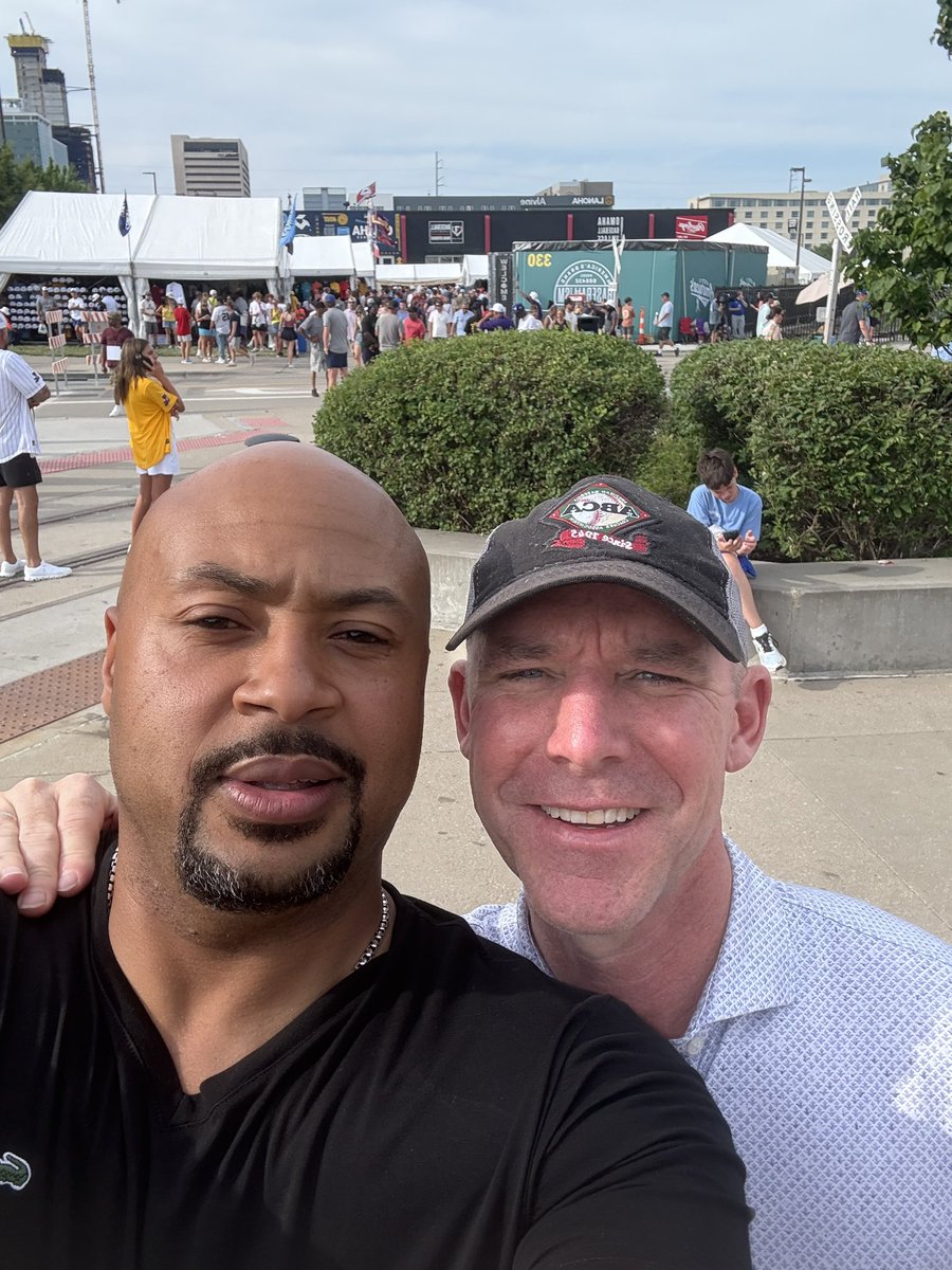 Always good to be at CWS and run into former <a href="/JMUBaseball/">JMU Baseball</a> Justin Ruffin doing great things <a href="/LouisvilleBSB/">Louisville Baseball</a> one of my favorite players I coached