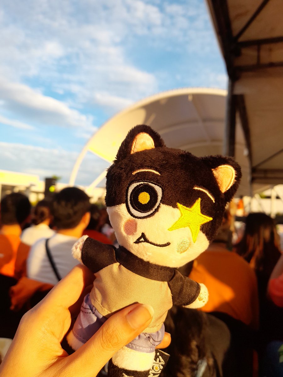 yuyutopia's tweet photo. My heart is full as I look around. Thank you so much Maki 🧡☁️

KAHEL NA LANGIT MV OUT NOW
#MakiKahelNaLangitMVLaunch
#MakiKNLMV #KahelNaLangit
#Maki @clfrnia_maki https://t.co/fz5AsLJUwI