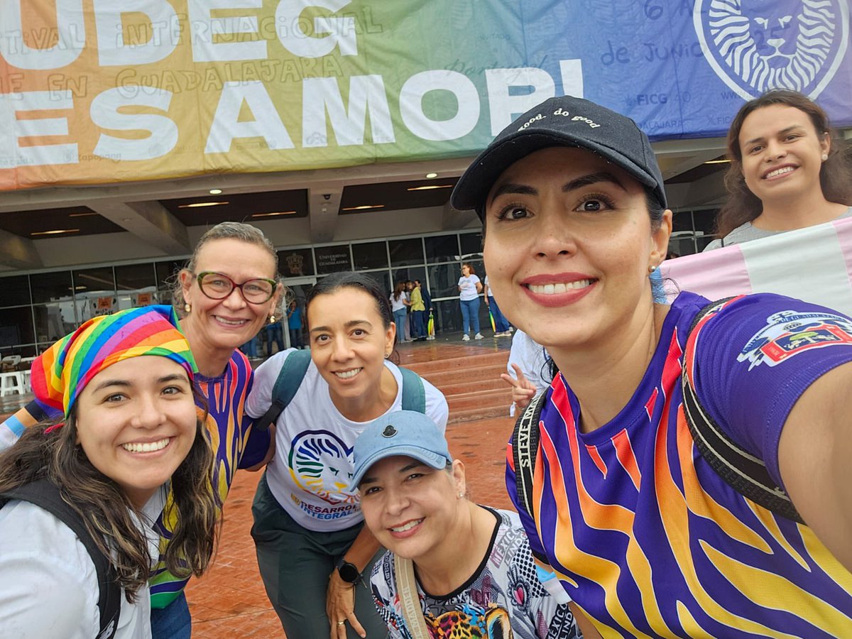 El Consejo de Rectorías y la Rectora General <a href="/KarlaPlanter1/">Karla Planter</a> acompañan al <a href="/diversoudg/">colectivo diverso</a> en este #Pride porque amor es amor y amamos nuestra diversidad 🌈🏳️‍🌈  <a href="/udg_oficial/">Universidad de Guadalajara</a>