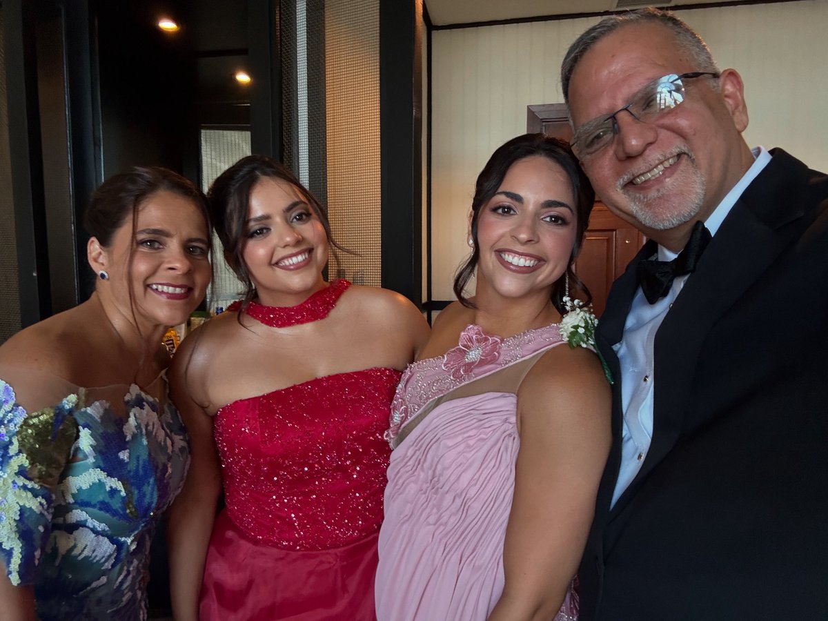 Todo listo! Mother sisters and father of the bride!!

Se nos casa Pao…