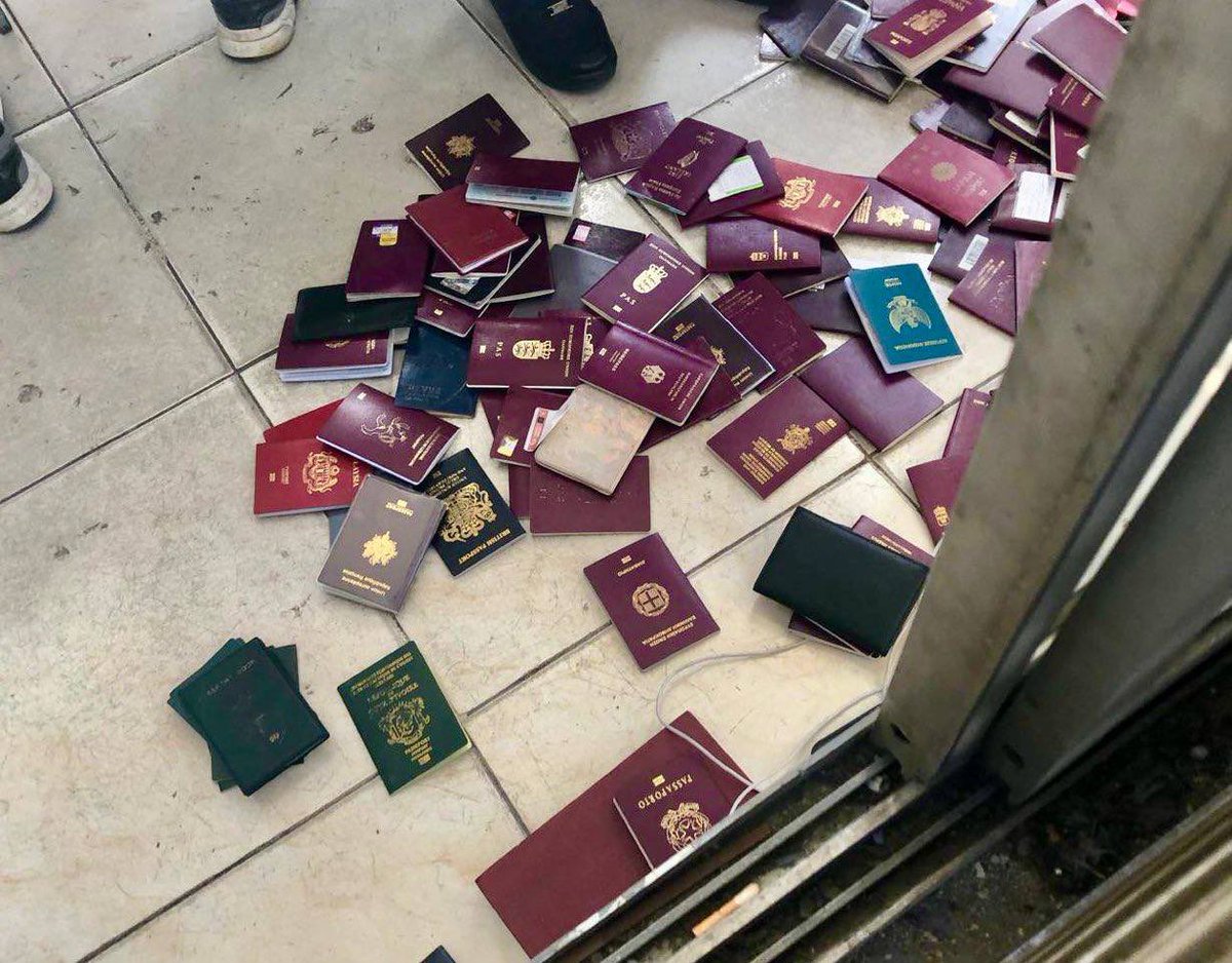 In Ägypten haben die örtlichen Grenzbeamten westlichen Linke, die auf einem „Befreiungsmarsch“ nach Gaza unterwegs waren, vermöbelt und ihnen die Pässe abgenommen…

Später wurden die Pässe zurückgegeben.

Man hat einfach den ganzen Stapel auf den Boden geworfen –wie für Hunde!😂