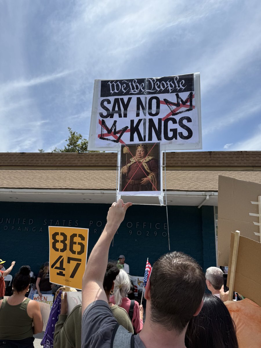 Made it up to Topanga Canyon for an amazing rally and protest to defend Democracy, stand up for our Constitution, and fight back against a would be monarchy! 

#NoKingsProtest top