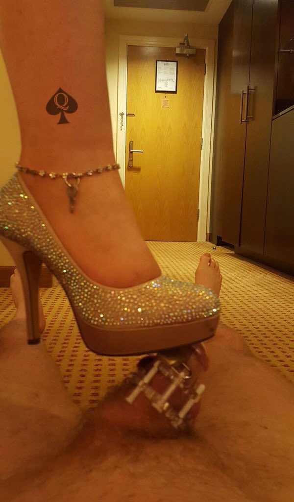 绿奴是最高尚的身份，是护花使者，在情人的滋养下，绿奴永远是最忠诚的护卫，把自己锁起来，用自己的背部作为女王的脚垫，清理女王的私处，让作为园丁的情人，更好的呼和栽培他最心爱的女人