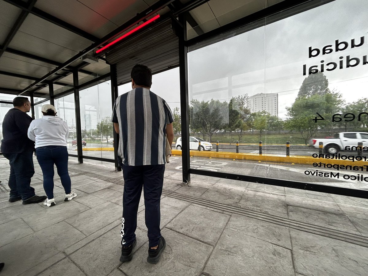 Llevamos una hora esperado la unidad del RUTA 4 en periférico y no pasa, ojalá <a href="/NormaLayon/">Norma Layón</a> supiera, igual el gober <a href="/armentapuebla_/">Alejandro Armenta</a> 

Pero ellos viven en su burbuja “por amor a puebla 😡”