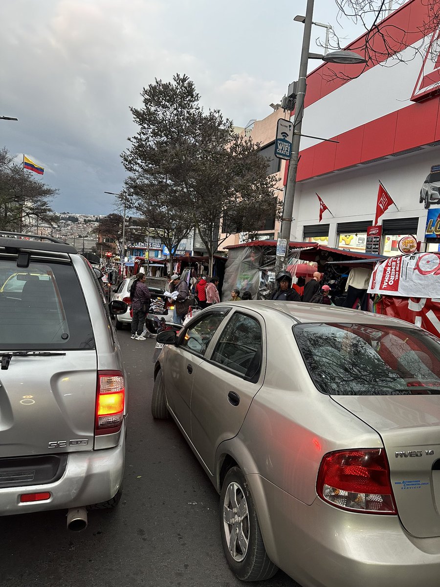 Ceciula's tweet photo. @MunicipioQuito @PoliciaEcuador @ATM_Transito 
@ANT_ECUADOR 
@DanielNoboaOk @amcquito 
Controlar a los vendedores ambulantes y como se parquea la gente en donde no se debe
en la calle Lizardo Ruiz Cotocollao, todo el tiempo parece tierra de nadie https://t.co/V6hHfPdvqB