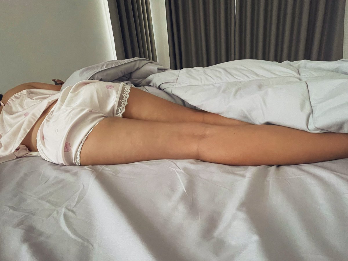 เพื่อนมานอนบ้านด้วยต้องใส่ชุดนี้เลยหรอที่รัก