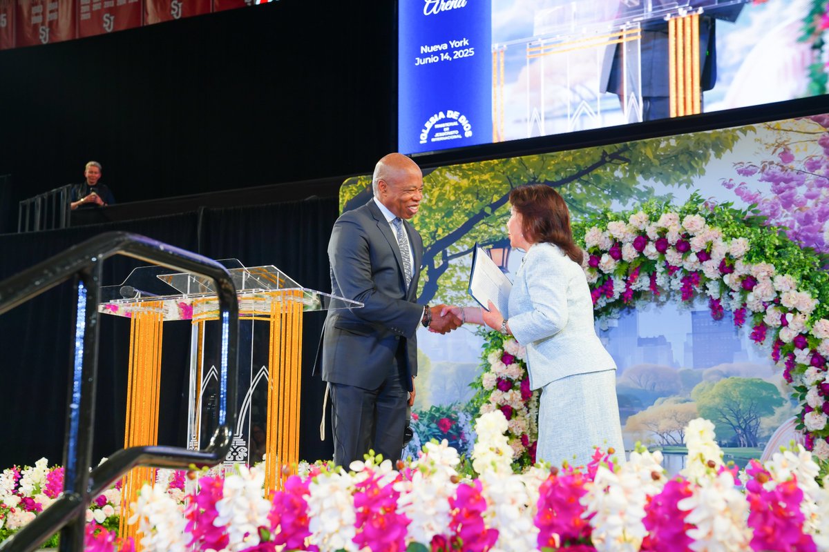 NYCMayor's tweet image. Fue un honor unirme hoy a Iglesia de Dios Ministerial de Jesucristo Internacional para reconocer a la Hermana María Luisa Piraquive con un certificado por su excepcional liderazgo espiritual y servicio.

La fe nos fortalece y nos une a todos.