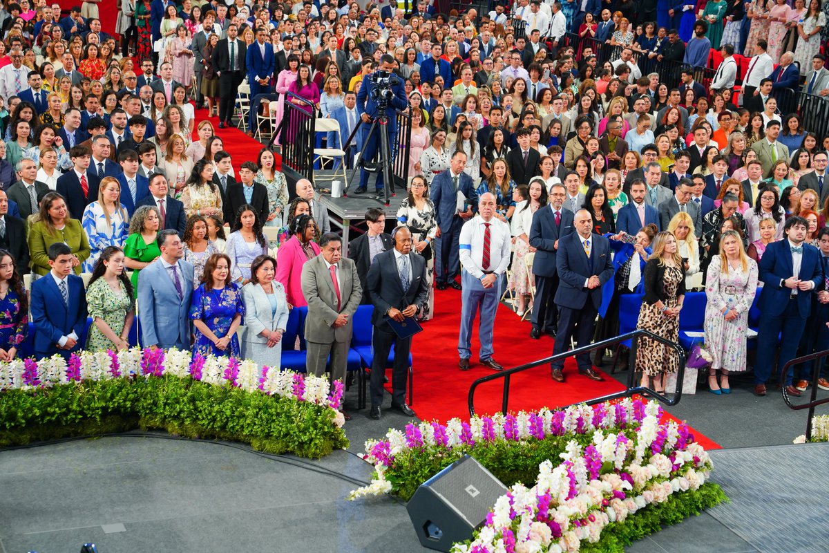 NYCMayor's tweet image. Fue un honor unirme hoy a Iglesia de Dios Ministerial de Jesucristo Internacional para reconocer a la Hermana María Luisa Piraquive con un certificado por su excepcional liderazgo espiritual y servicio.

La fe nos fortalece y nos une a todos.