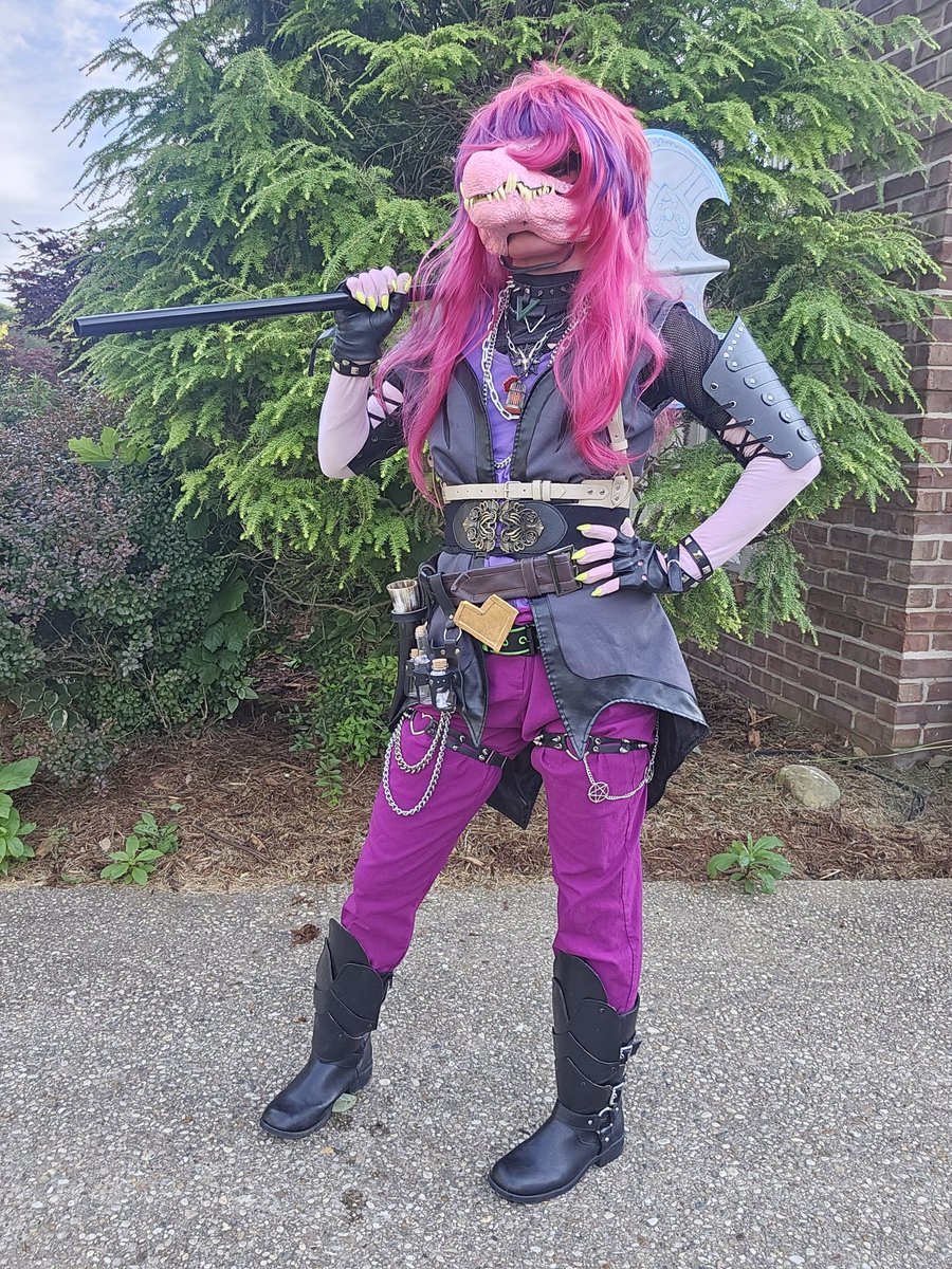 Upgraded the hell outta the susie cosplay, her mask moves now