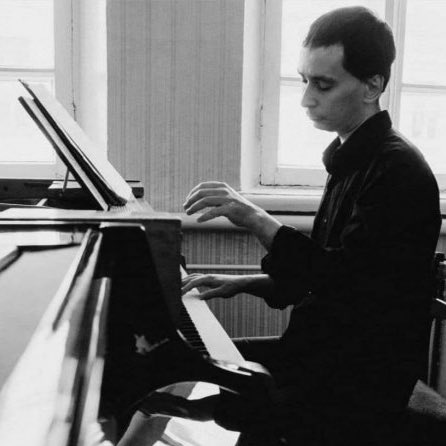 Через месяц будет годовщина смерти Павла Кушнира.

Он был прекрасным и талантливым человеком о котором к сожалению мы узнали слишком поздно. Его арестовали за антивоенные ролики с 5 подписчиками на Ютубе. Его пытали и убили в СИЗО Биробиджана.

Не забывайте о Павле.